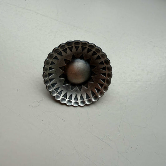 Broche metaal in de vorm van Zeeuwse knop