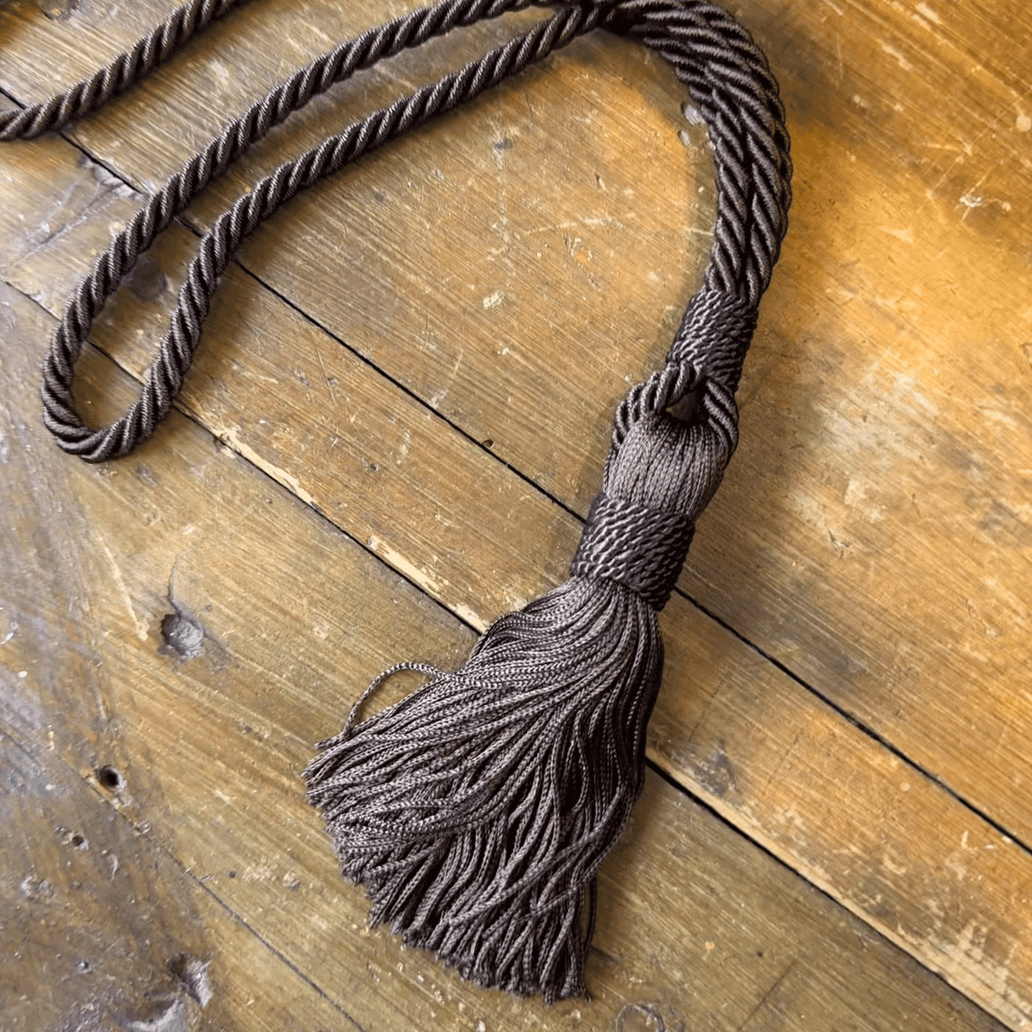 Embrasse met kwast – bruin – 38 cm
