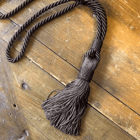 Embrasse met kwast – bruin – 38 cm