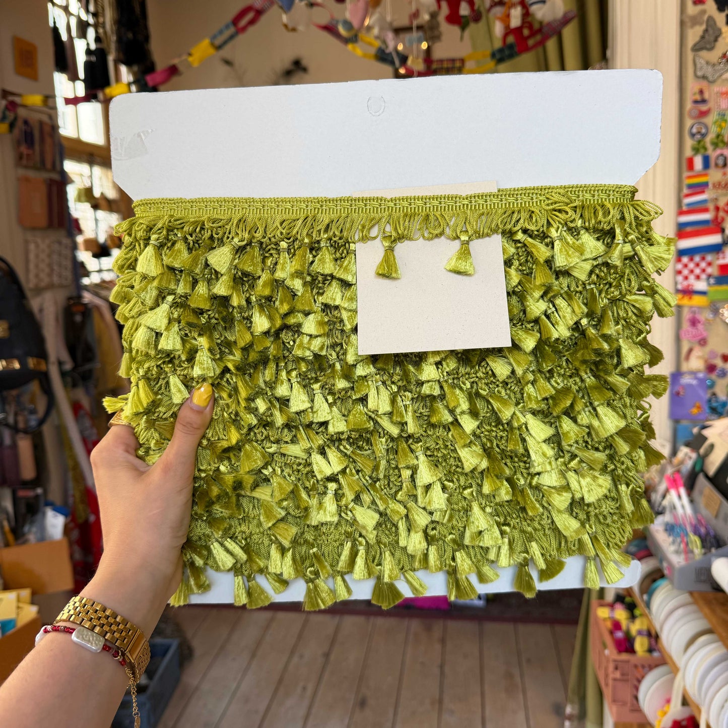 Breng kleur en speelsheid in jouw creaties met deze felgroene franje kwastjes van 5 cm lang.