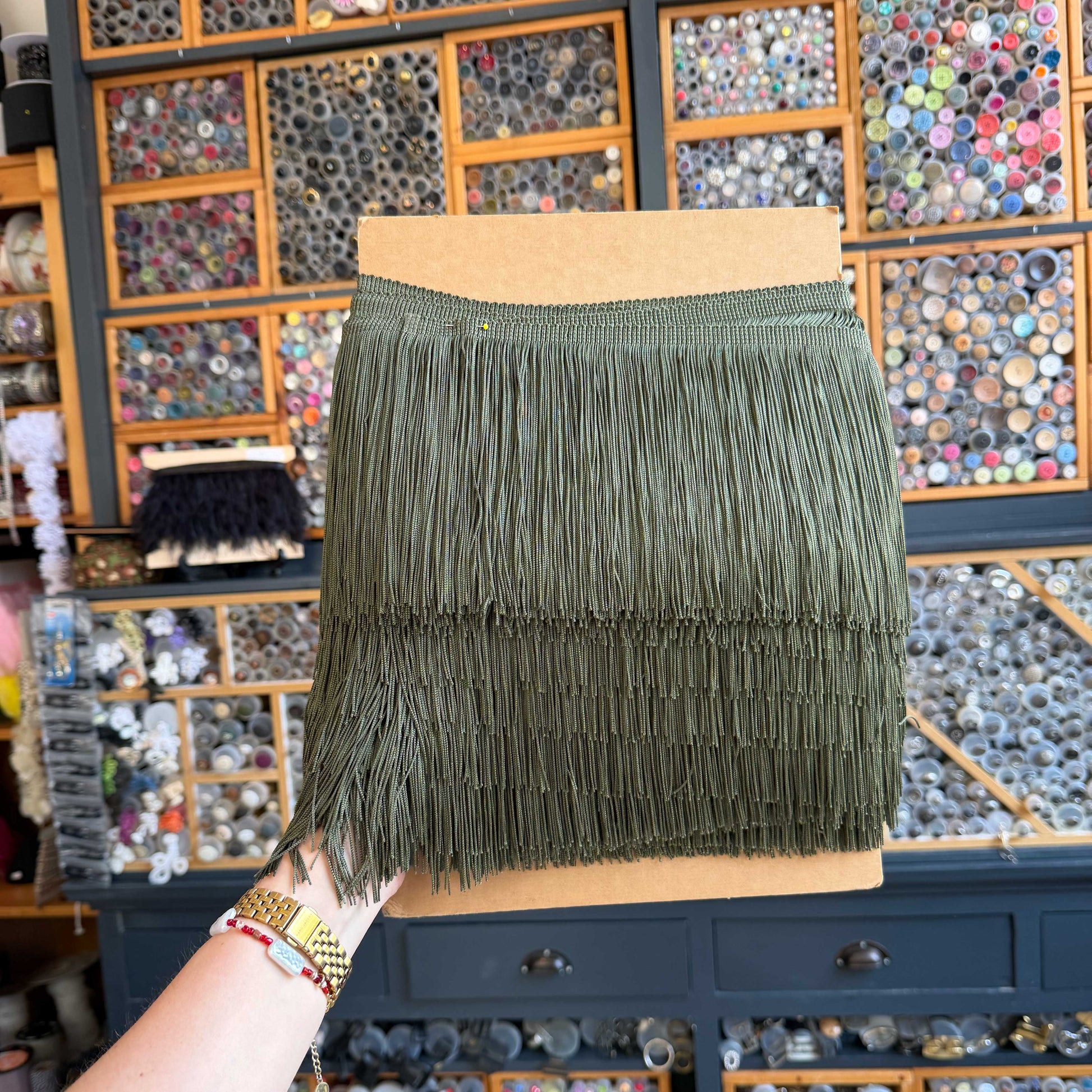 Deze brede franje in een olijf groene kleur geeft ieder item een stoere, natuurlijke en luxe uitstraling. 