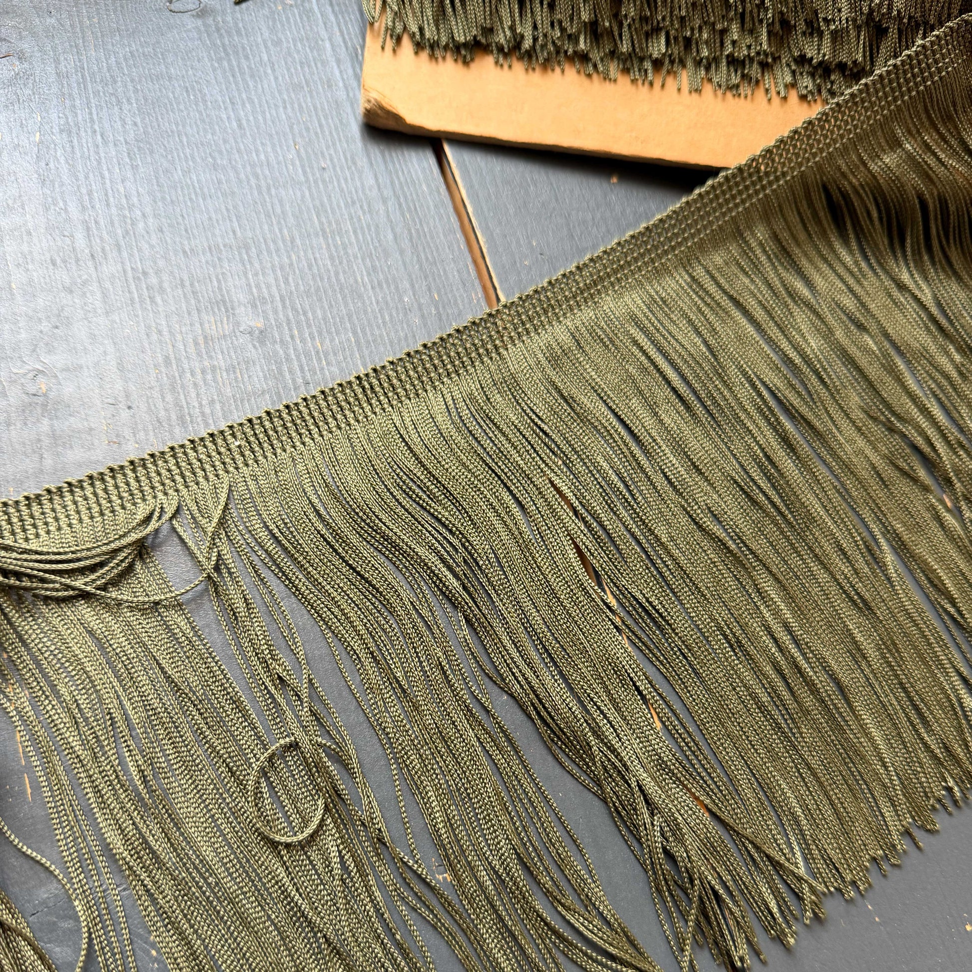 Deze brede franje in een olijf groene kleur geeft ieder item een stoere, natuurlijke en luxe uitstraling. 