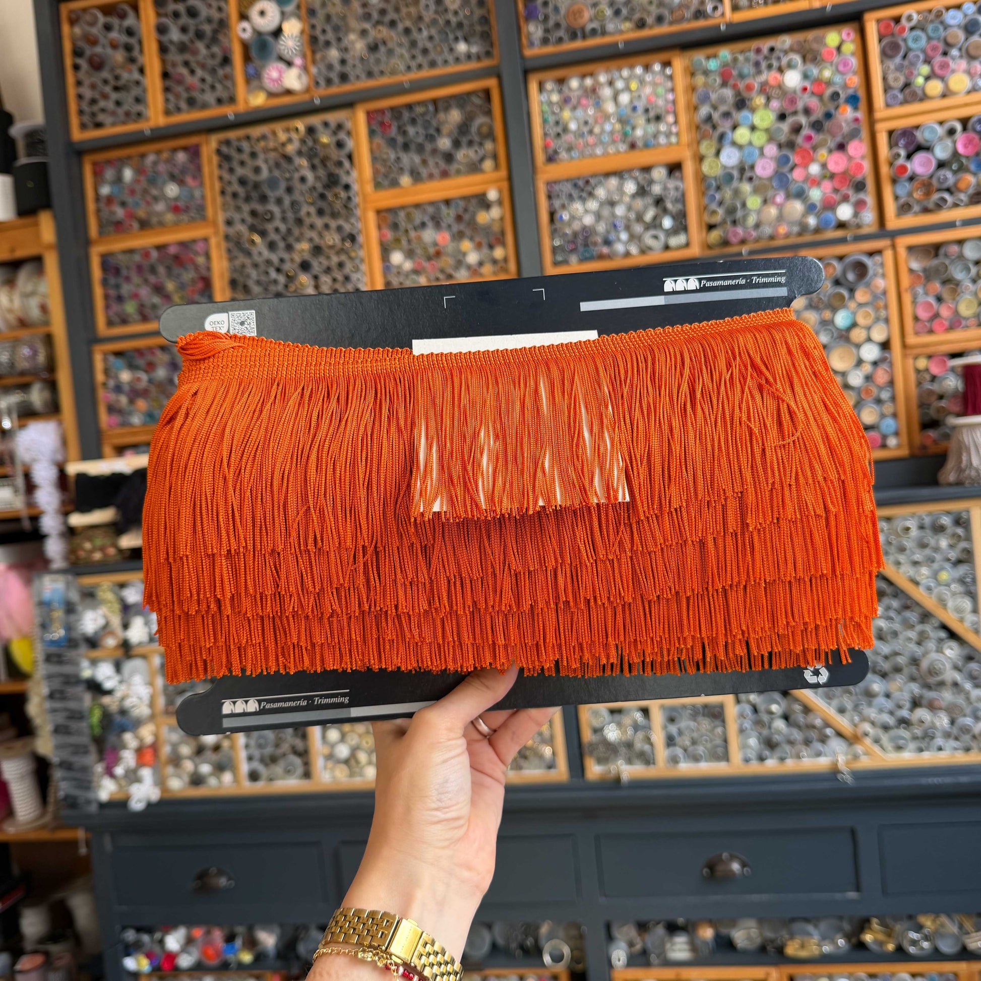 Voeg een vrolijk en opvallend accent toe met deze prachtige oranje franje. 