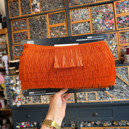 Voeg een vrolijk en opvallend accent toe met deze prachtige oranje franje. 