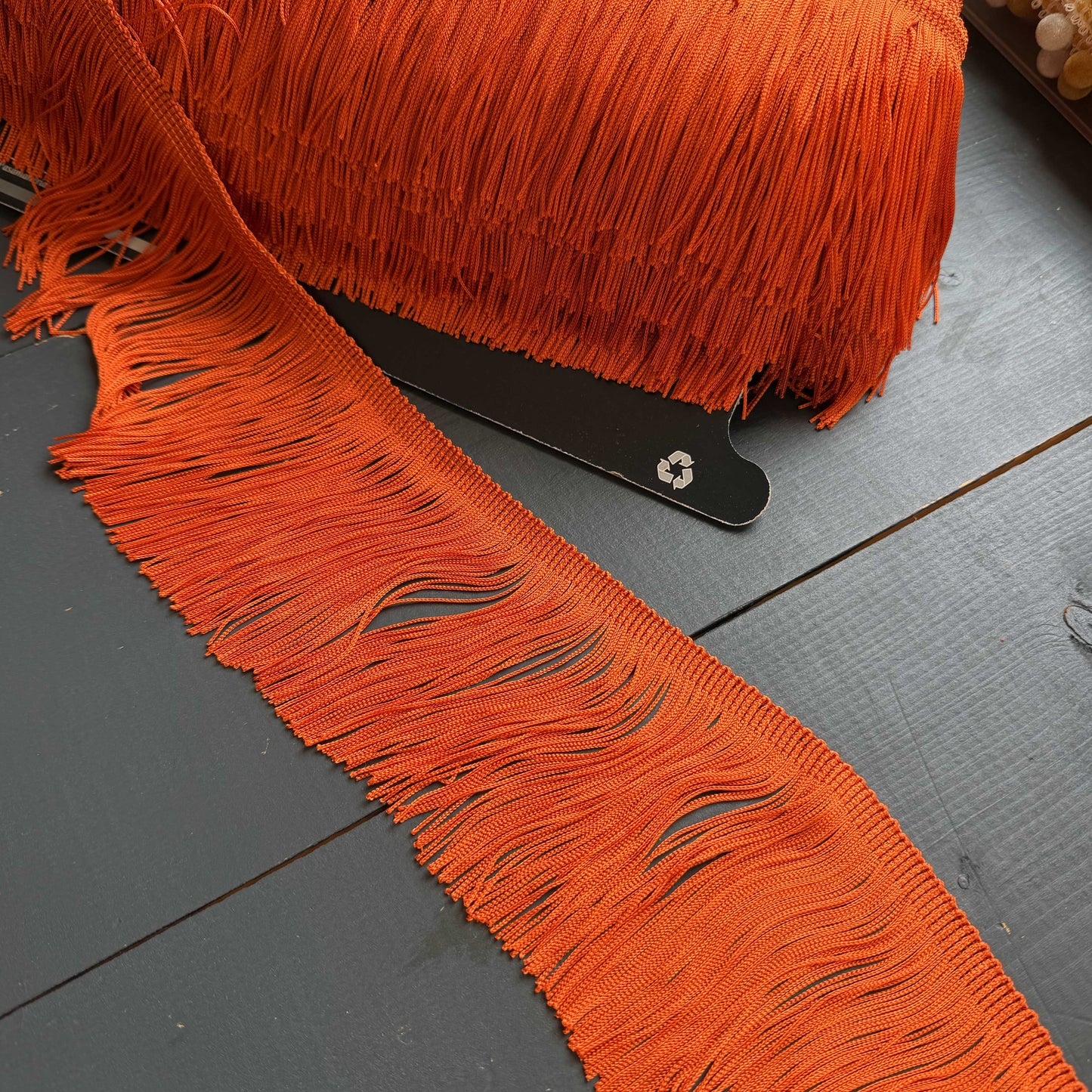 Voeg een vrolijk en opvallend accent toe met deze prachtige oranje franje. 