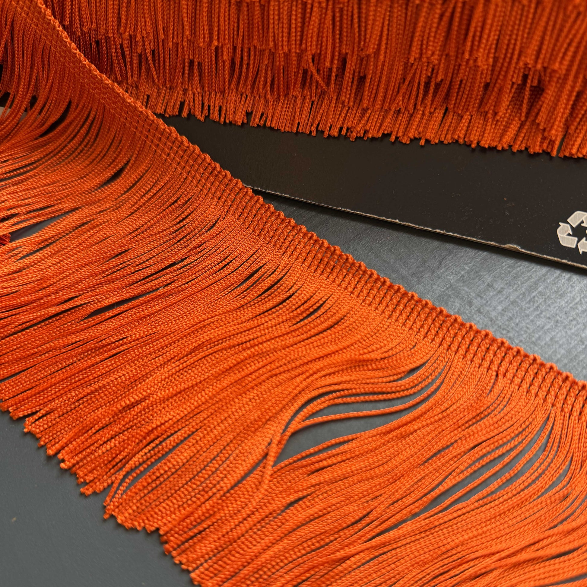 Voeg een vrolijk en opvallend accent toe met deze prachtige oranje franje. 