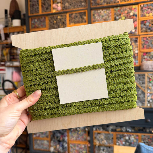 Golvend band olijfgroen