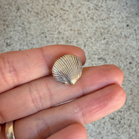 Gouden schelpknoop met wit accent - 18 mm