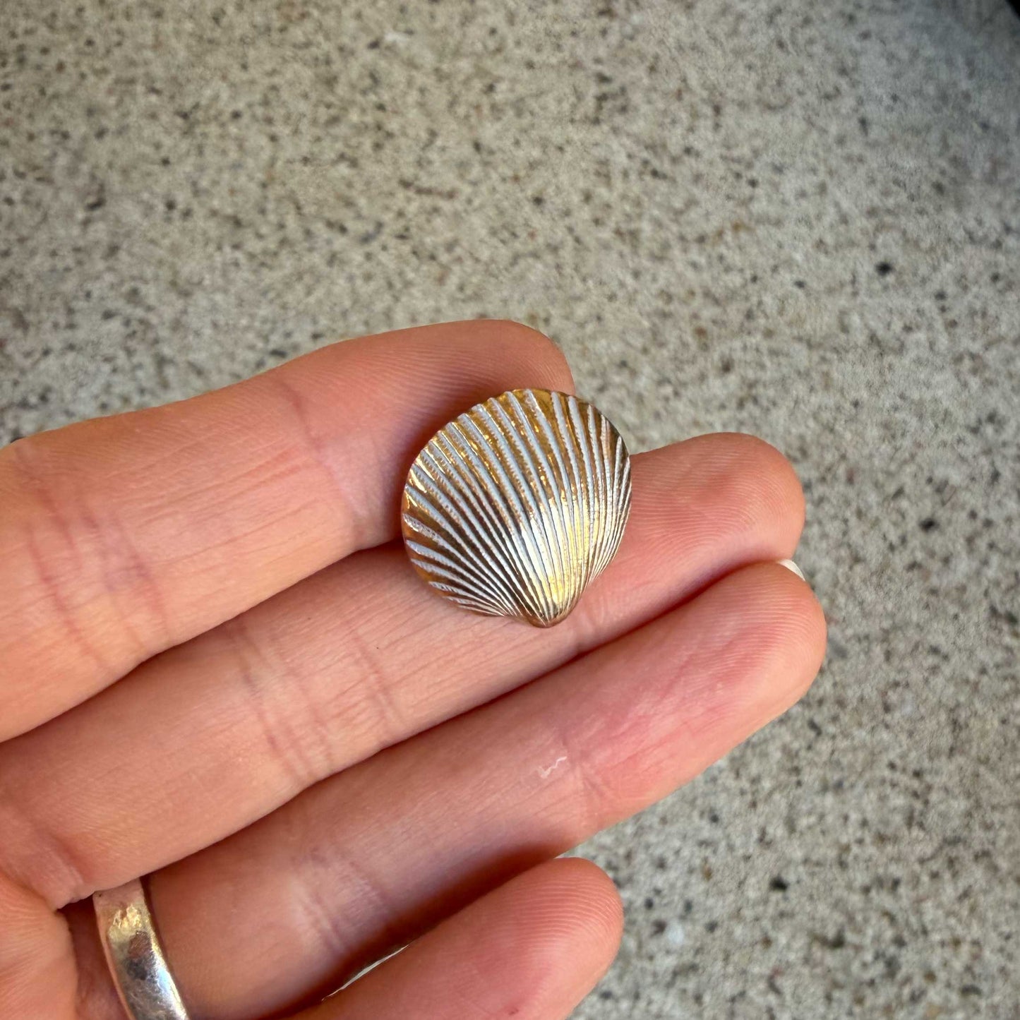 Gouden schelpknoop met wit accent - 20 mm