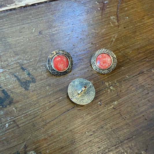 Gouden knoop met zalmroze kern - 15 mm