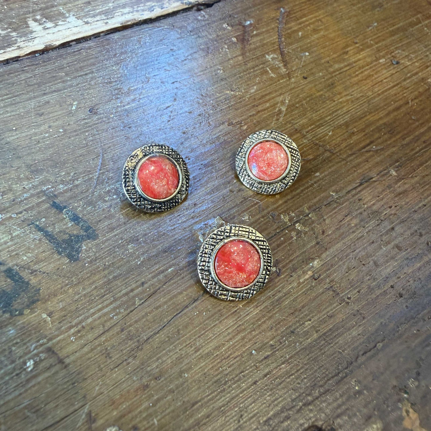 Gouden knoop met zalmroze kern - 15 mm