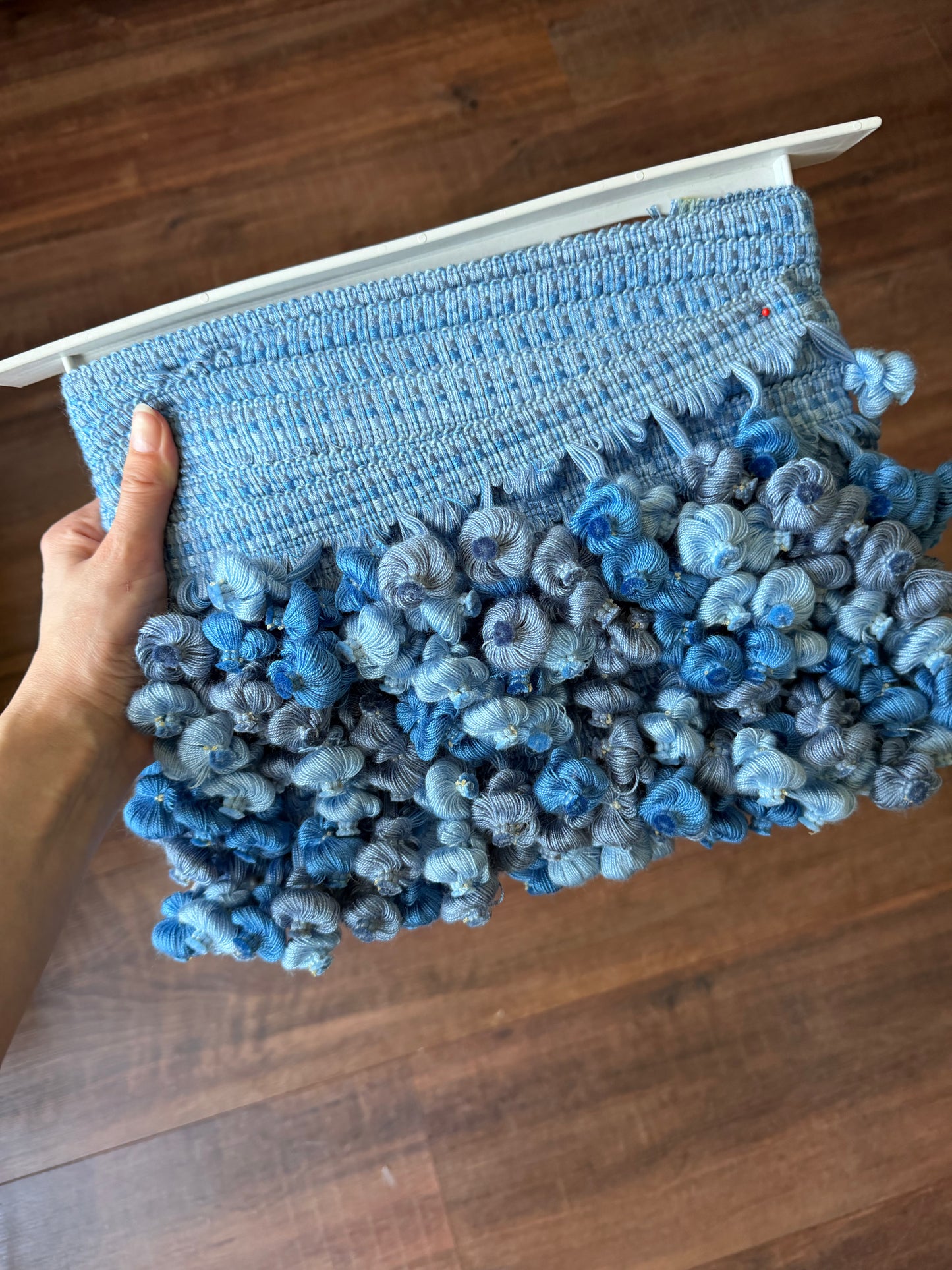 Blauw sierband met handgeknoopte pompons