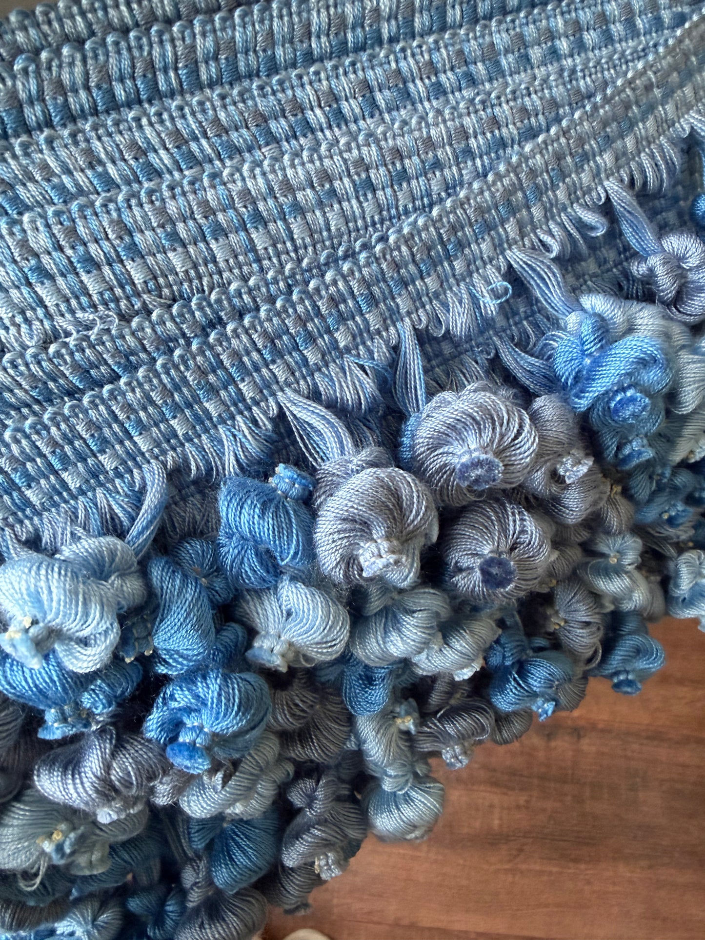 Blauw sierband met handgeknoopte pompons