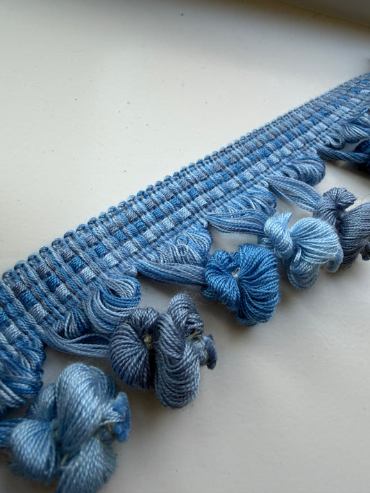 Blauw sierband met handgeknoopte pompons