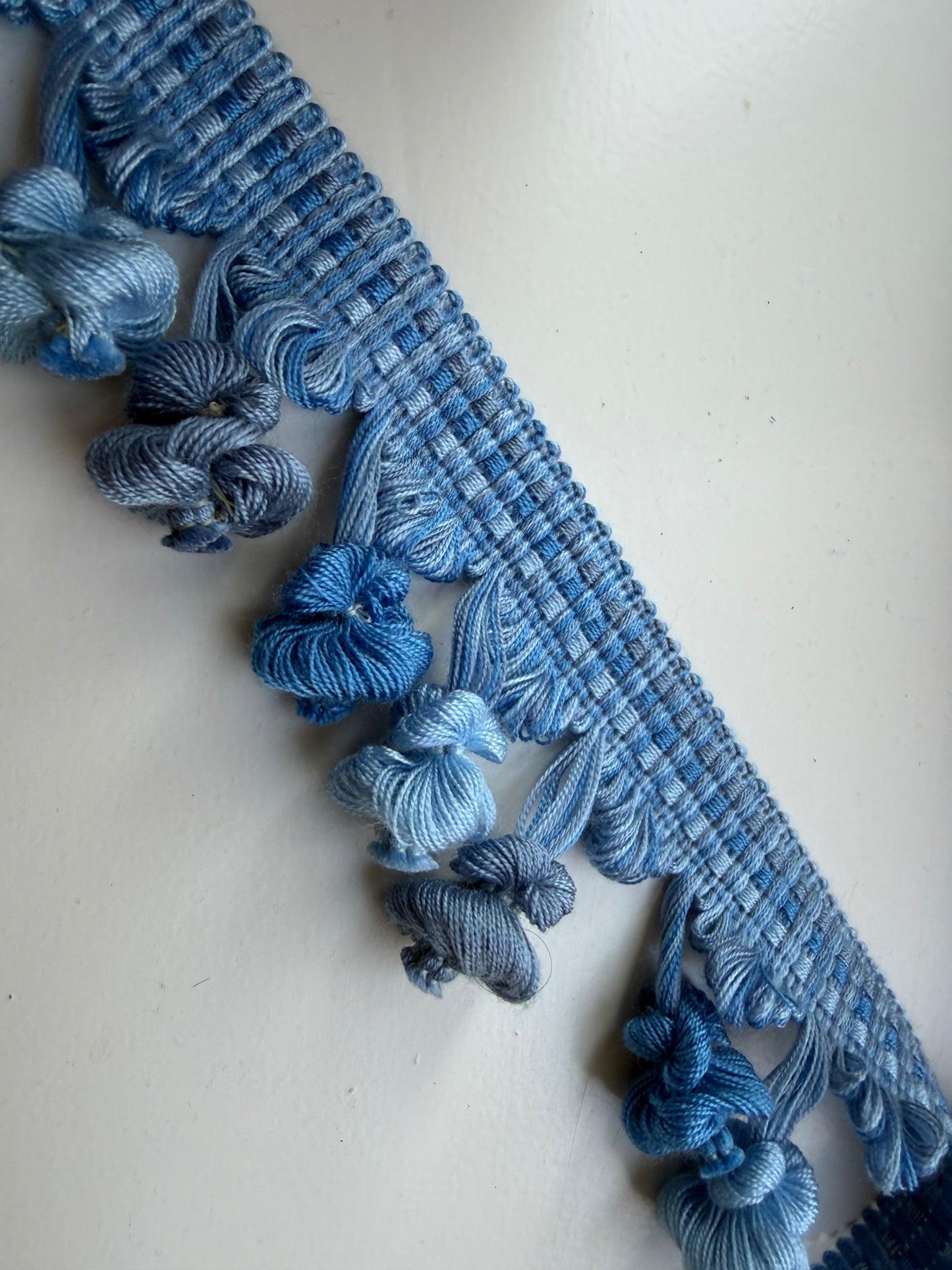 Blauw sierband met handgeknoopte pompons