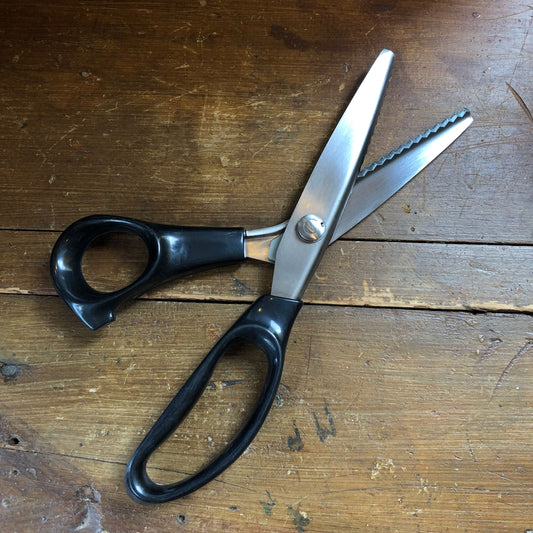 Metalen kartelschaar met zwart handvat ideaal voor naaiprojecten