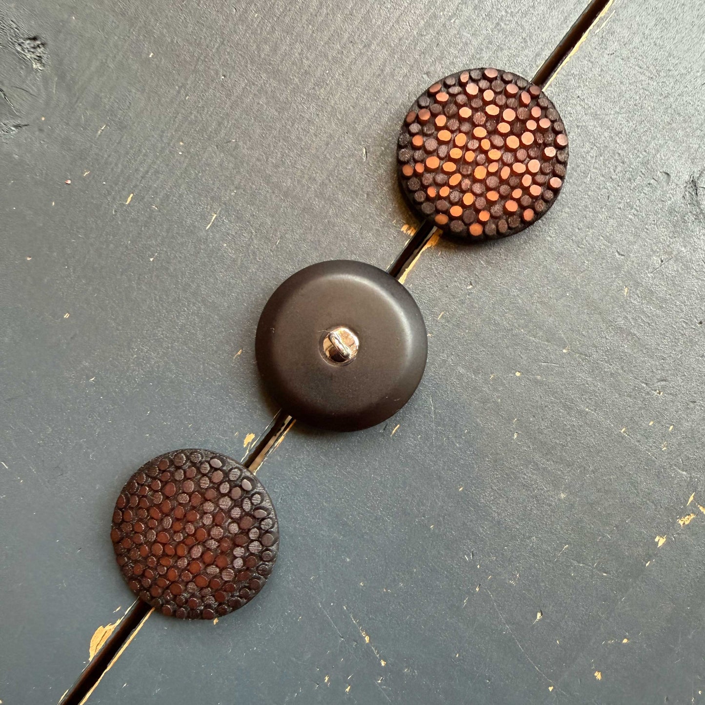Grafische designknoop bruin