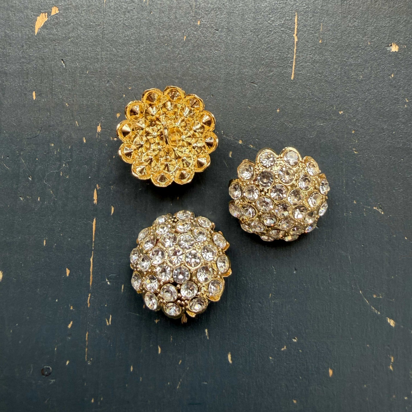 Gouden sierknoop met strass – 25 mm