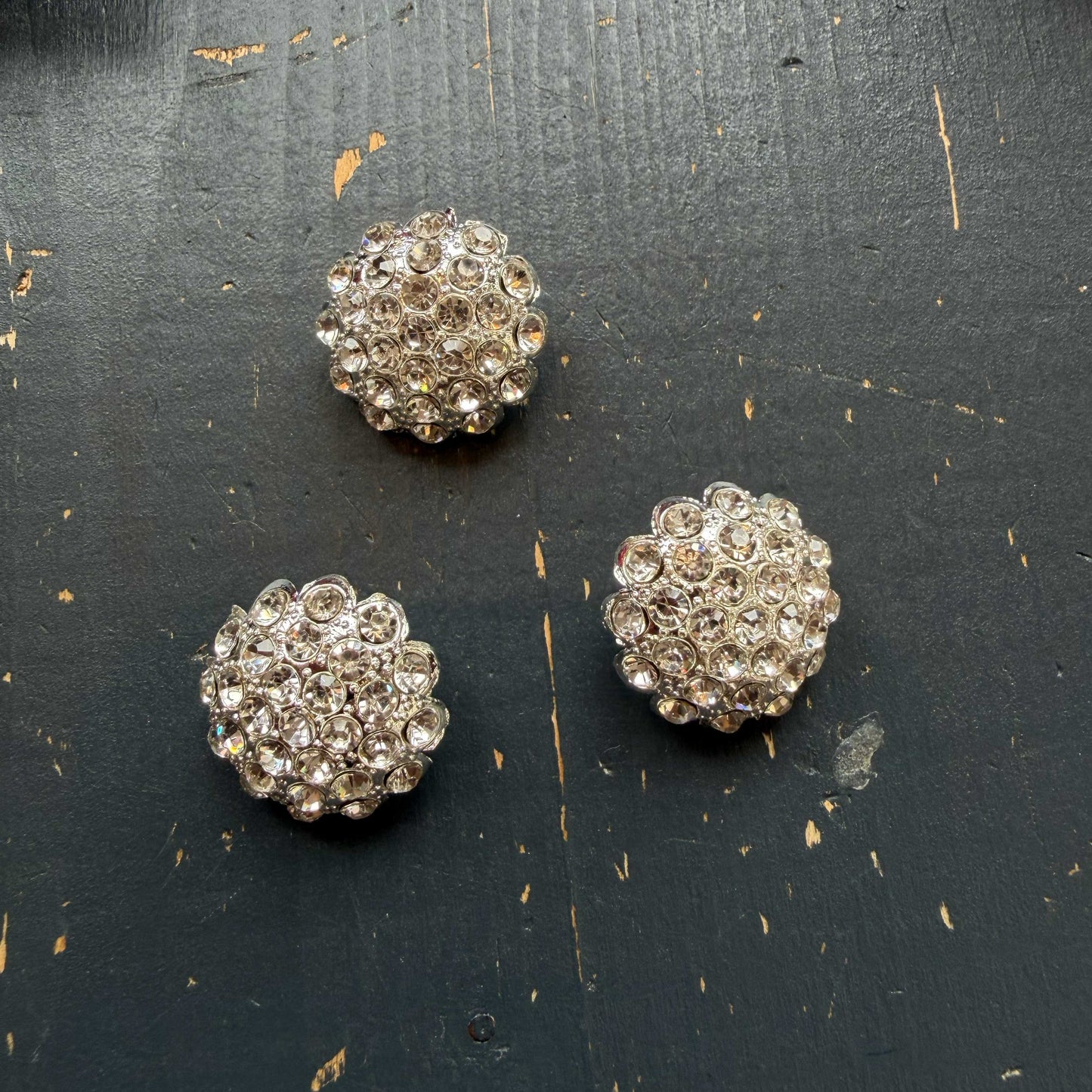 Zilveren sierknoop met strass – 25 mm