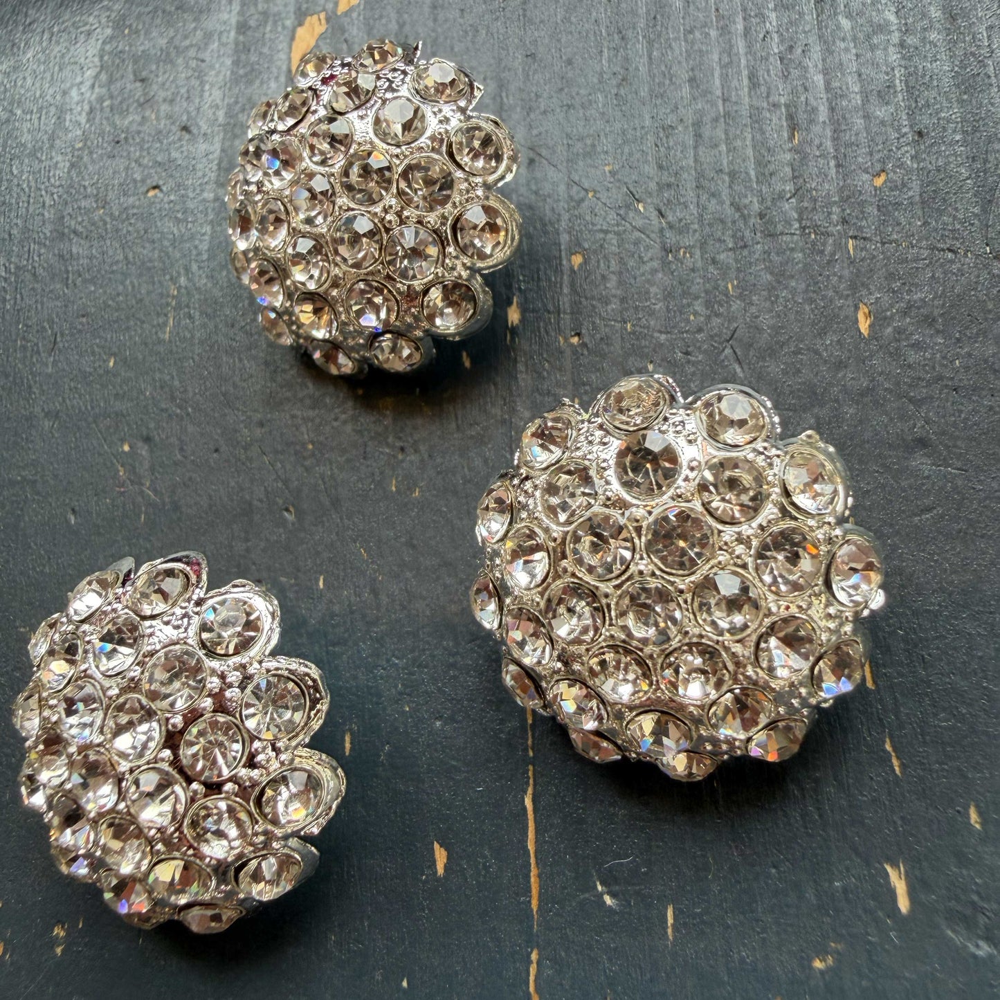 Zilveren sierknoop met strass – 25 mm
