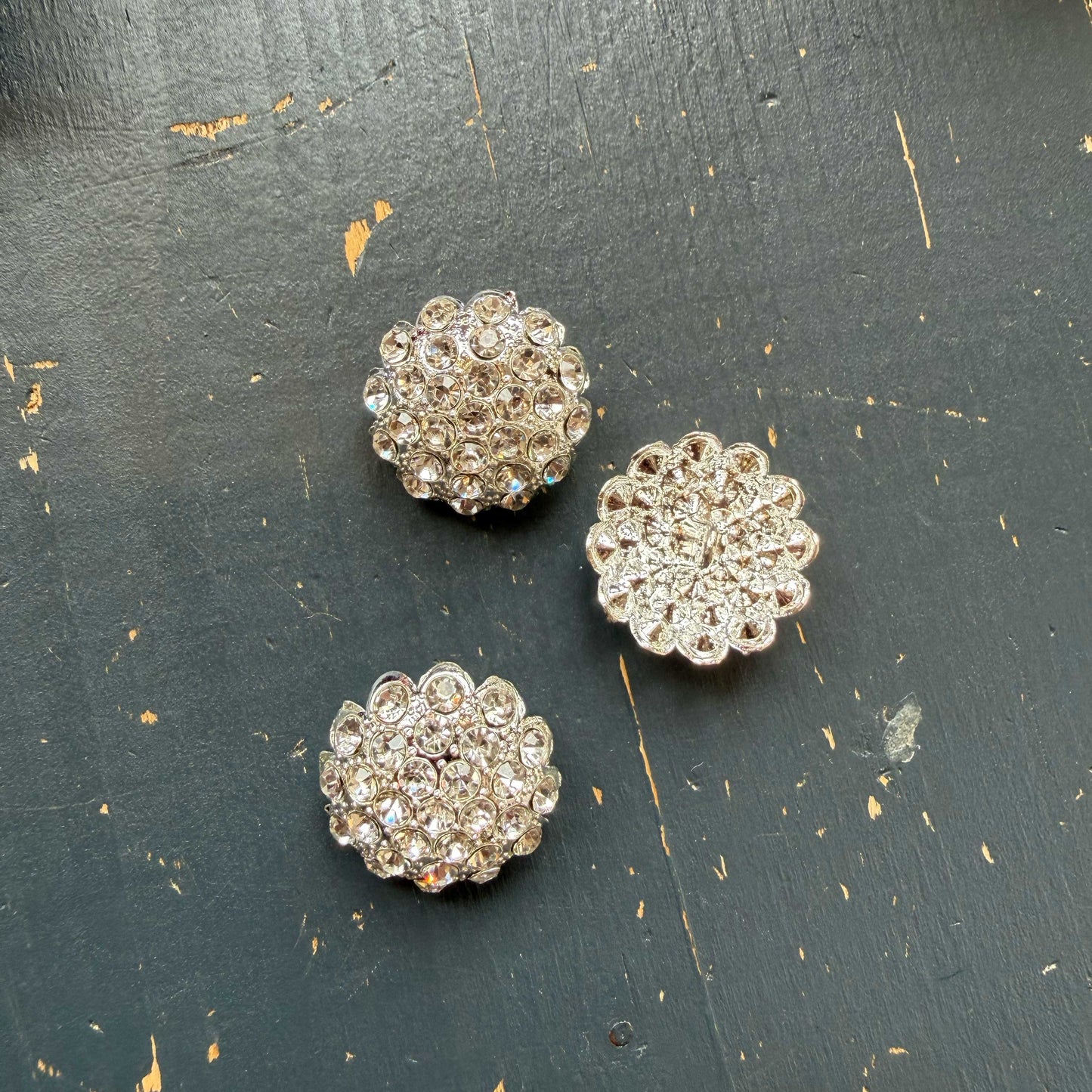 Zilveren sierknoop met strass – 25 mm