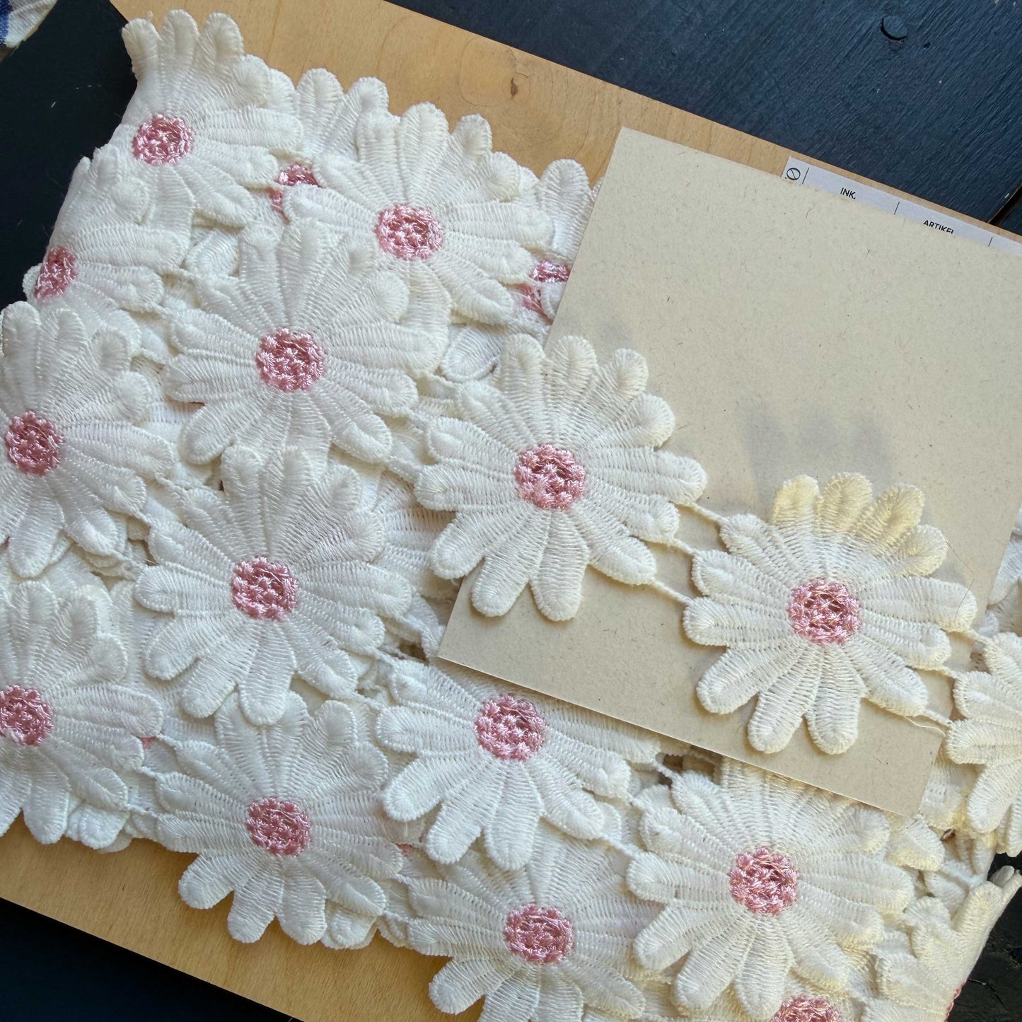 Sierband madeliefjes in wit met roze groot