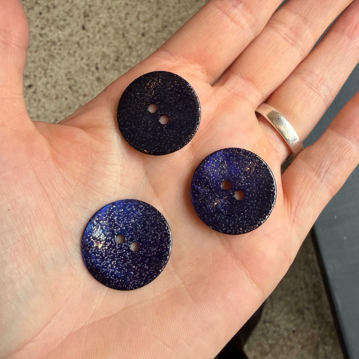 Parelmoer glitterknoop donkerblauw 23 mm