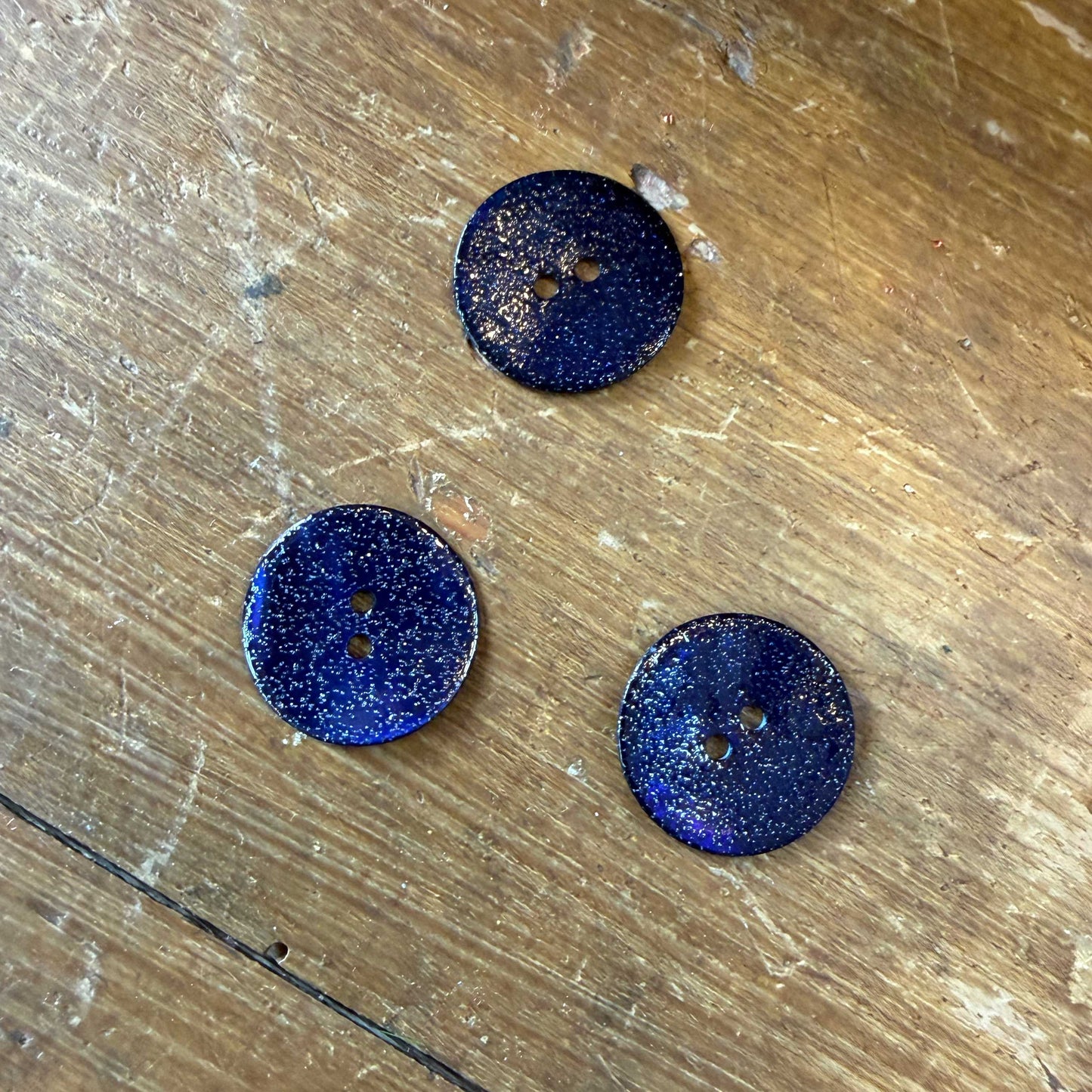 Parelmoer glitterknoop donkerblauw 23 mm