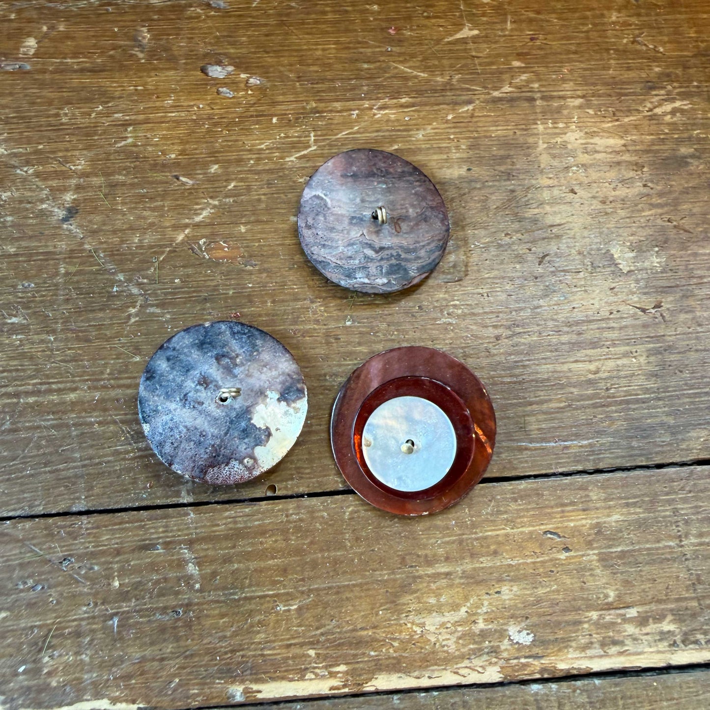 Parelmoer knoop 3 laags bruin