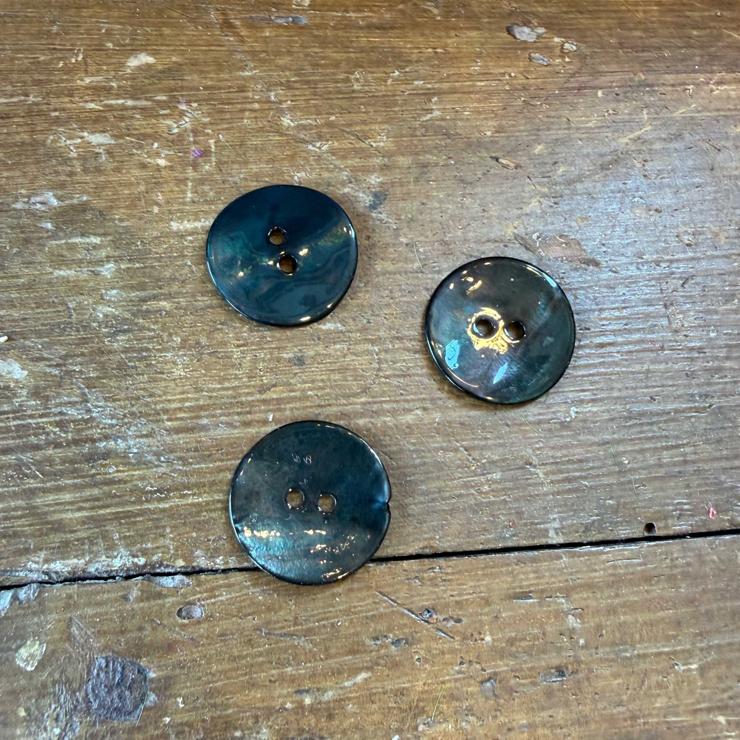 Parelmoer knoop donkerblauw/groen 22 mm