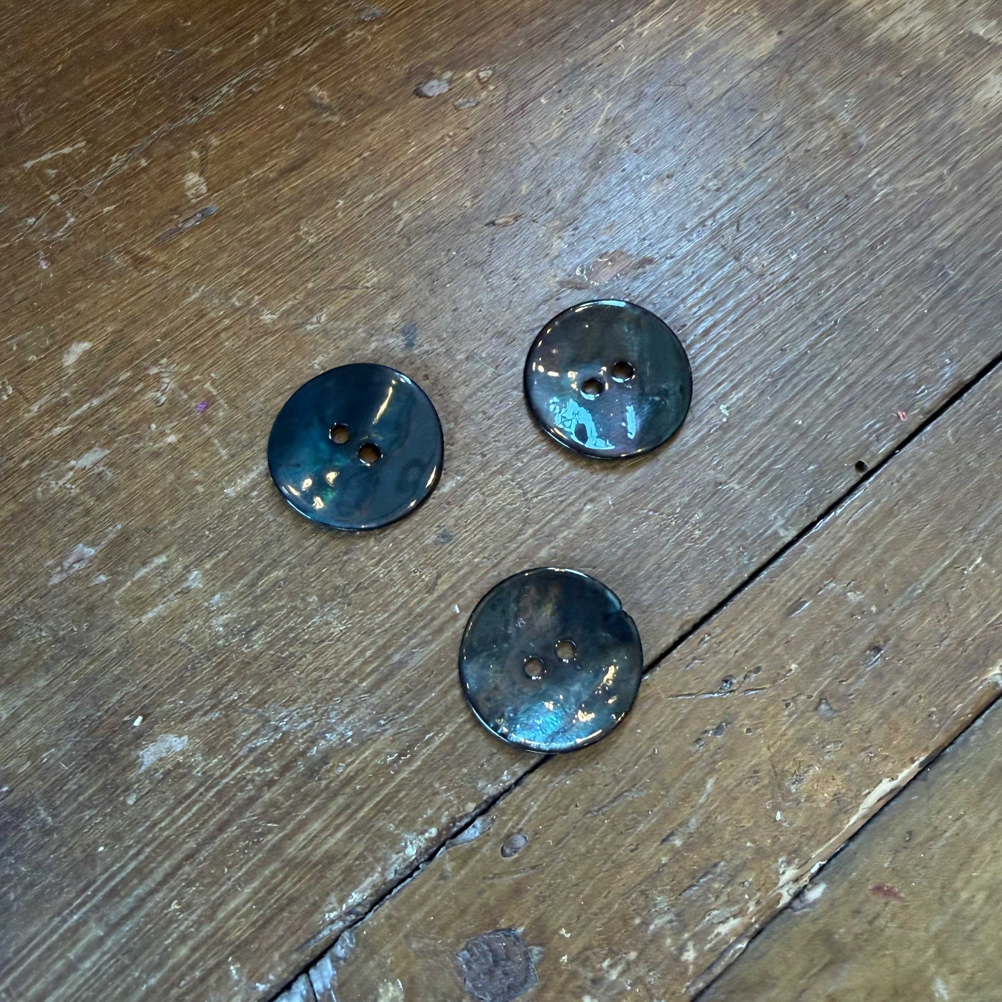 Parelmoer knoop donkerblauw/groen 22 mm