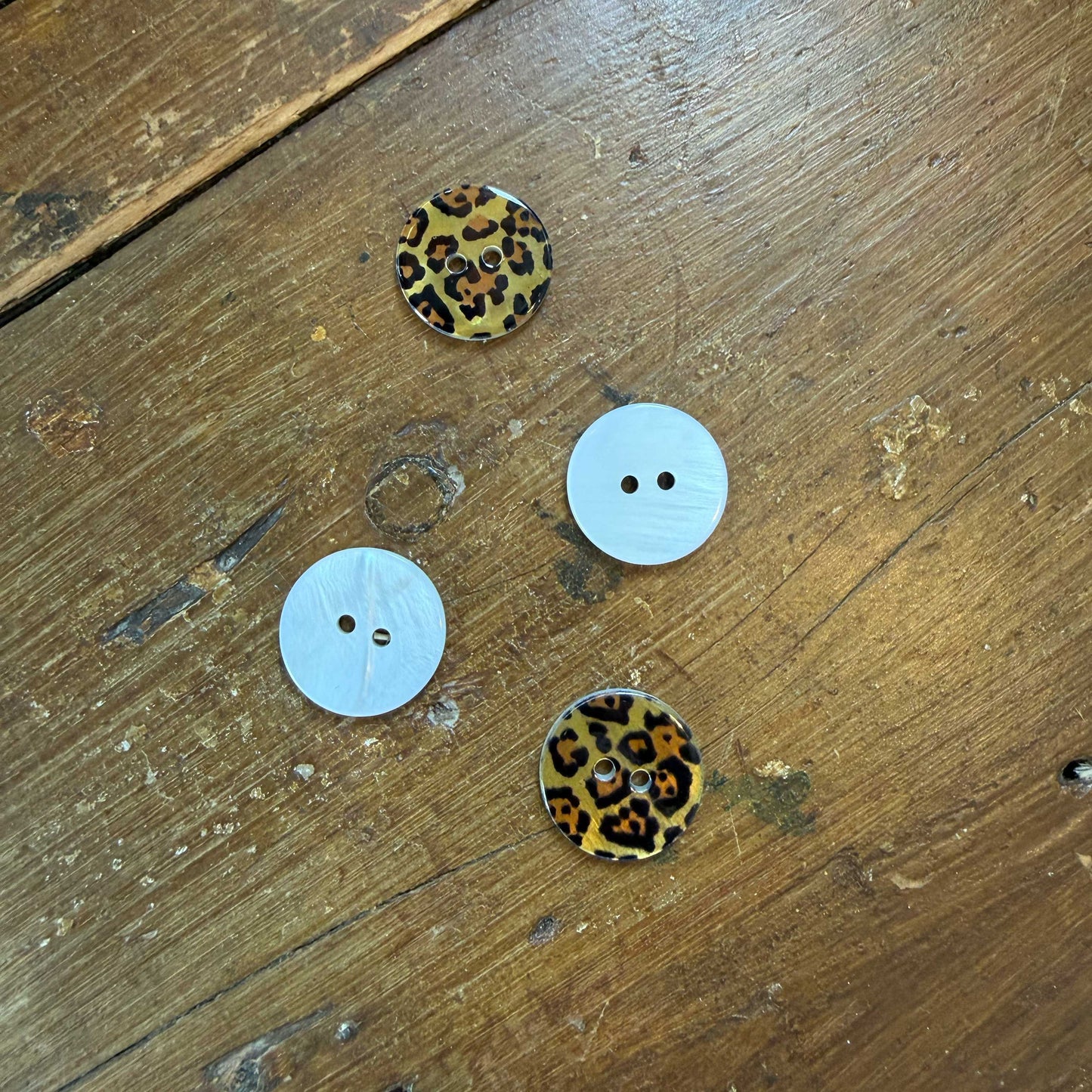 Parelmoer knoop met panterprint - 17 mm