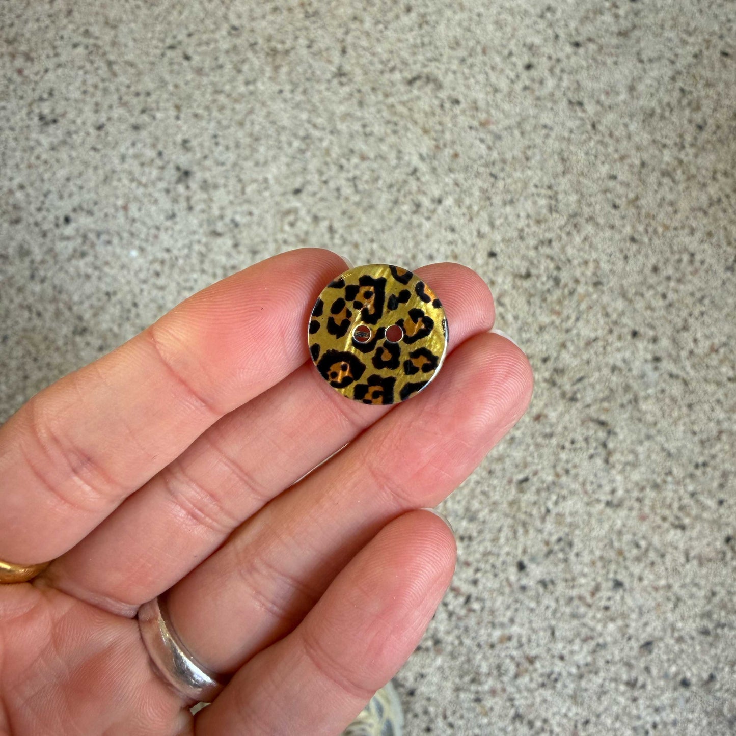 Parelmoer knoop met panterprint - 17 mm