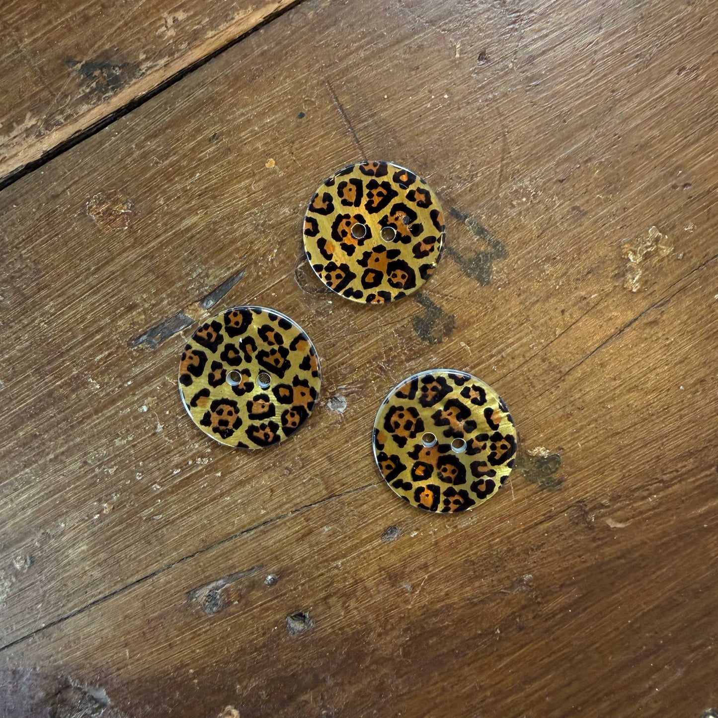 Parelmoer knoop met panterprint - 22 mm