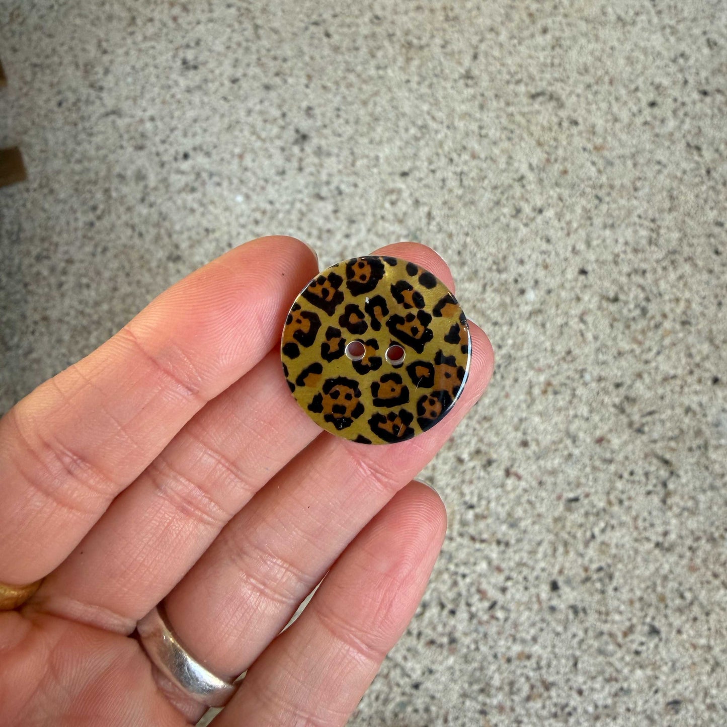 Parelmoer knoop met panterprint - 22 mm