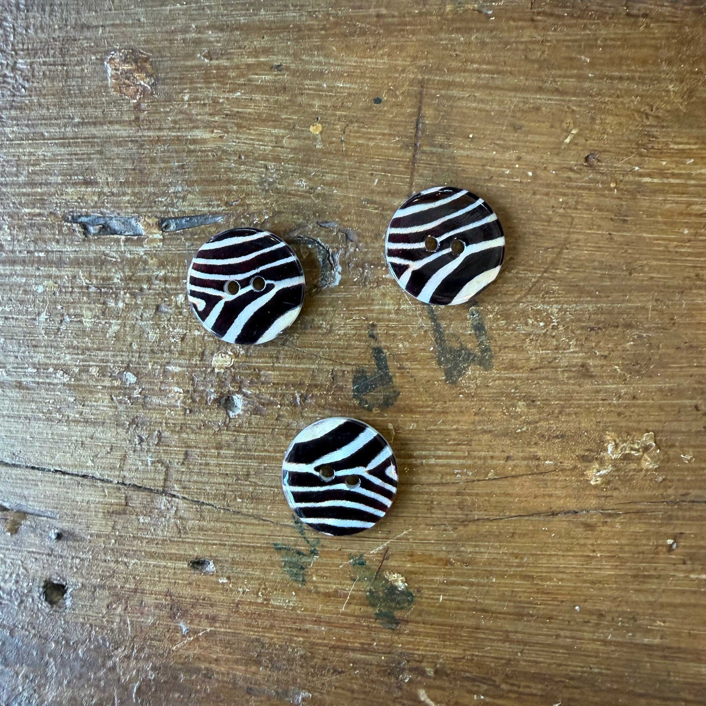 Parelmoer knoop zebraprint - 17 mm