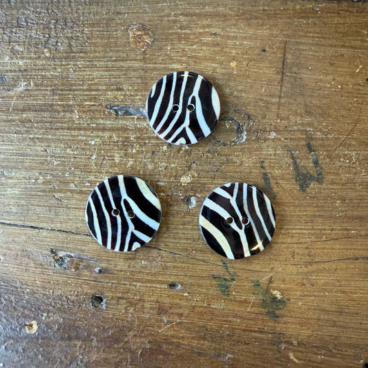 Parelmoer knoop zebraprint - 22 mm