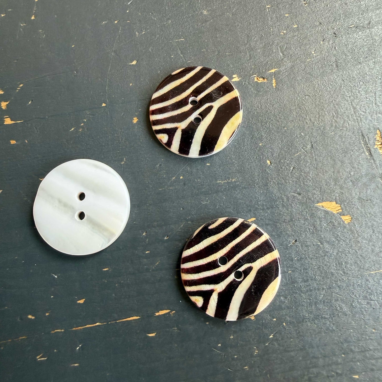 Parelmoer knoop zebraprint - 22 mm