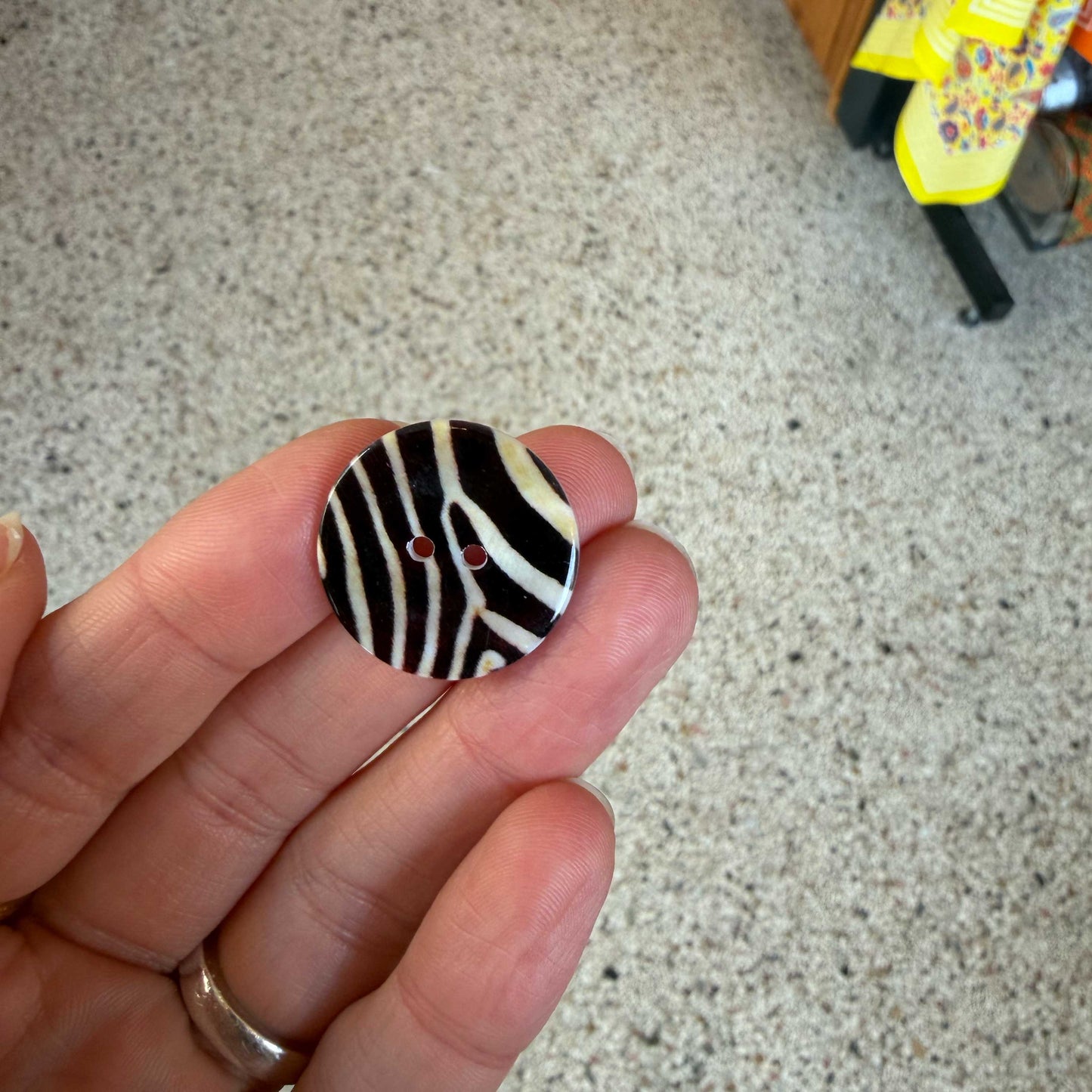 Parelmoer knoop zebraprint - 22 mm