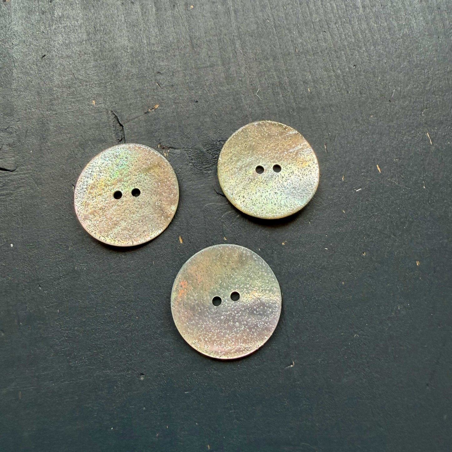 Parelmoer glitterknoop 25 mm