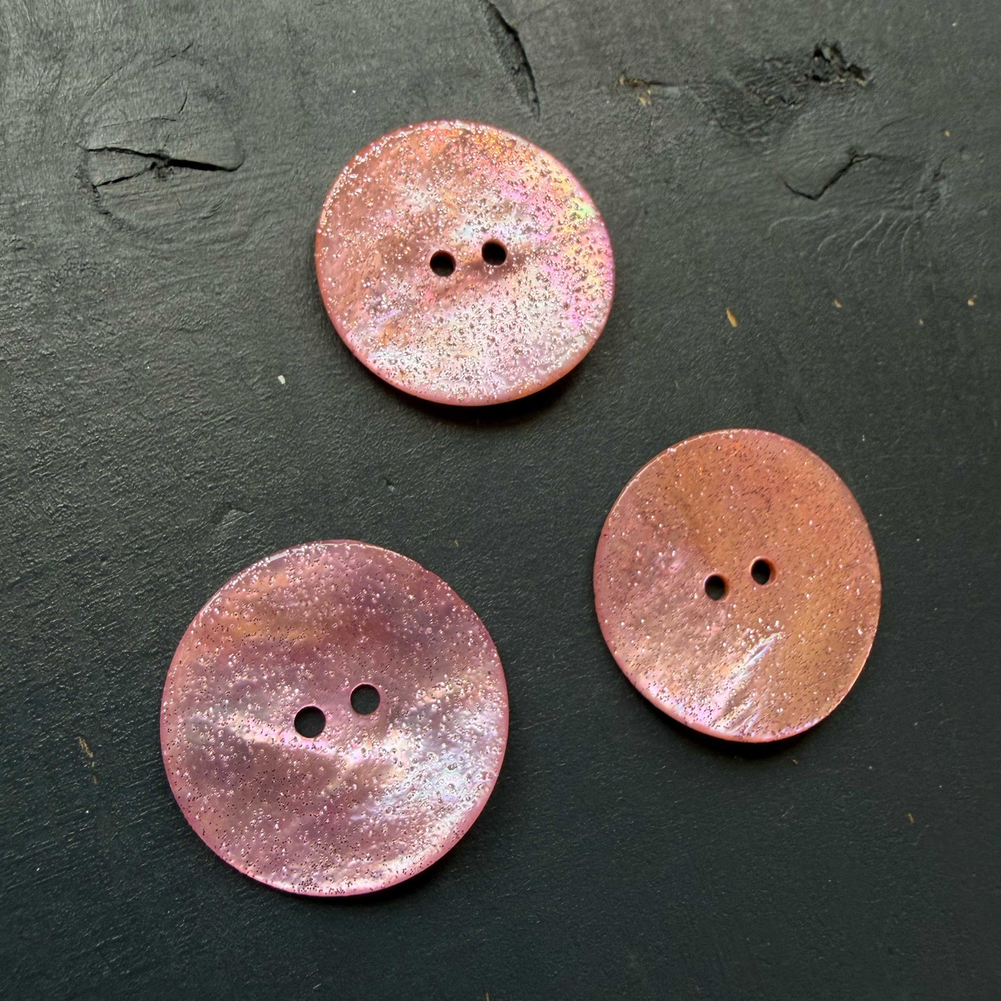 Parelmoer glitterknoop lichtroze 25 mm