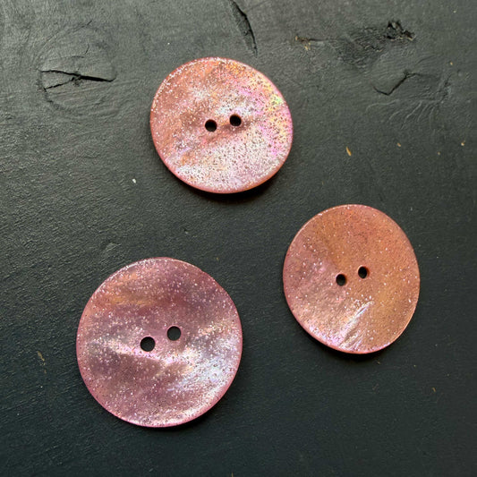 Parelmoer glitterknoop lichtroze 25 mm
