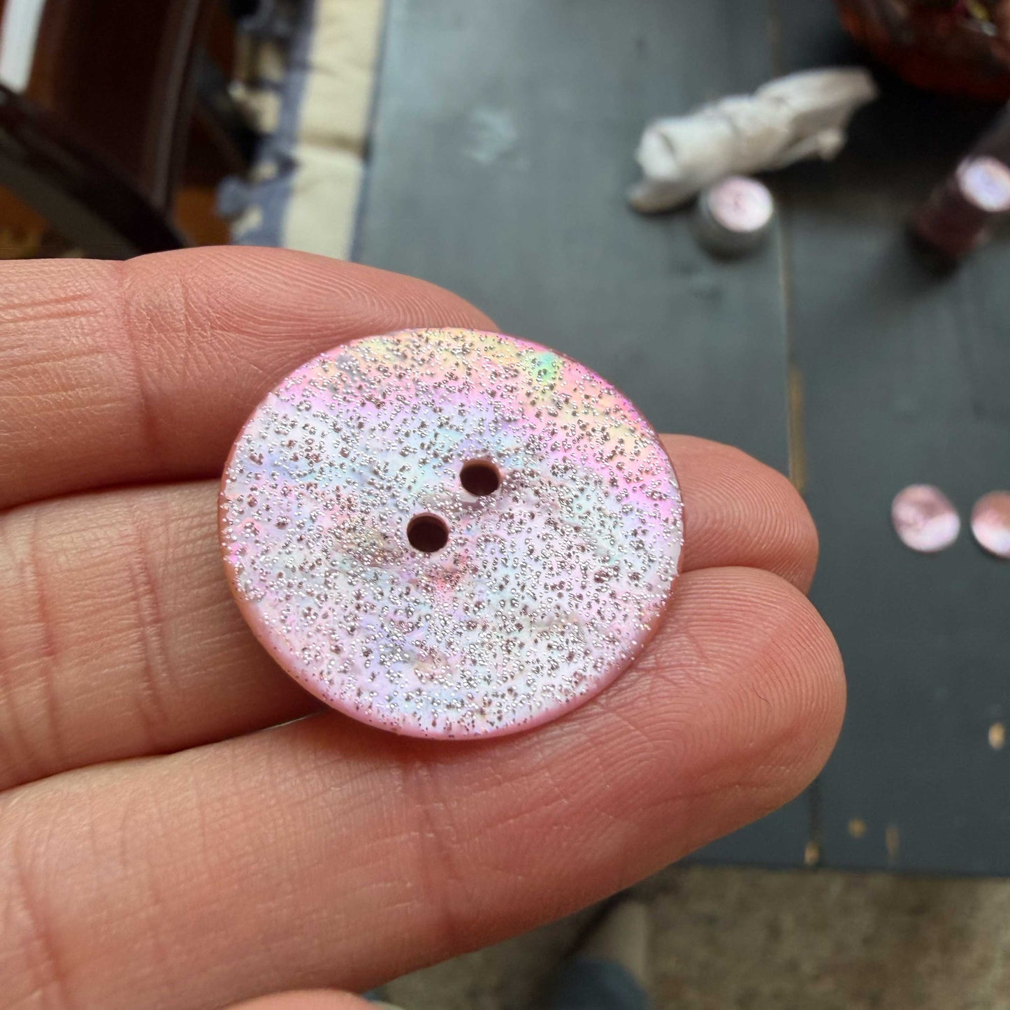 Parelmoer glitterknoop lichtroze 25 mm