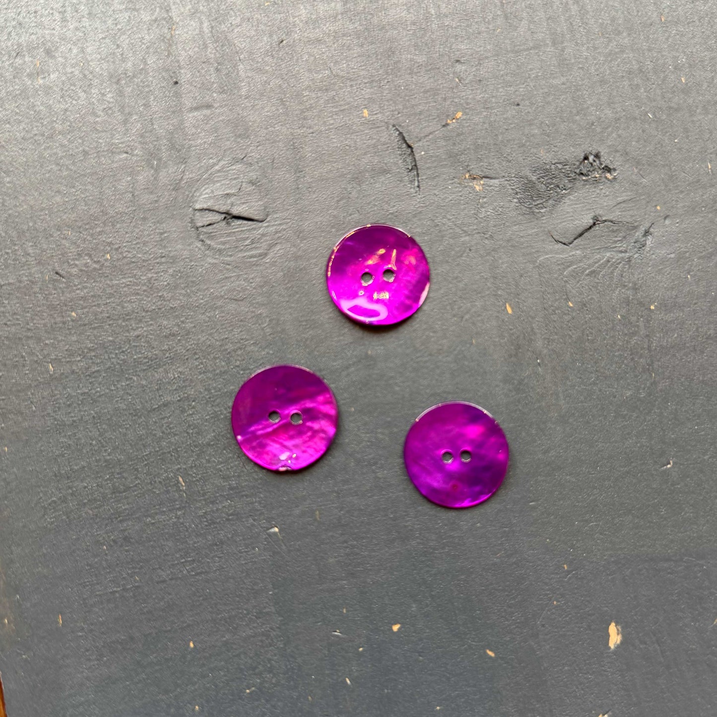 Parelmoer knoop fuchsia 18 mm