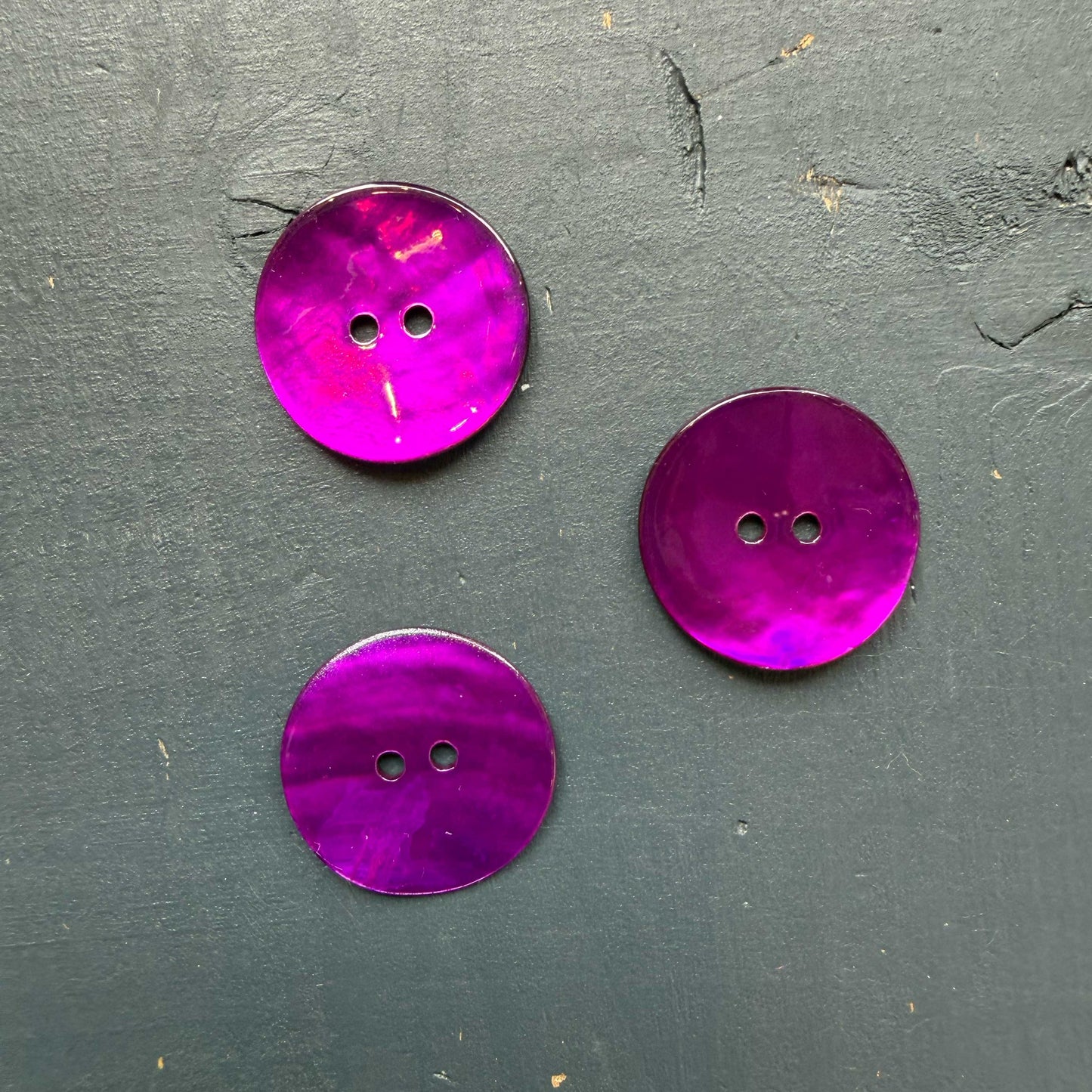 Parelmoer knoop fuchsia 23 mm