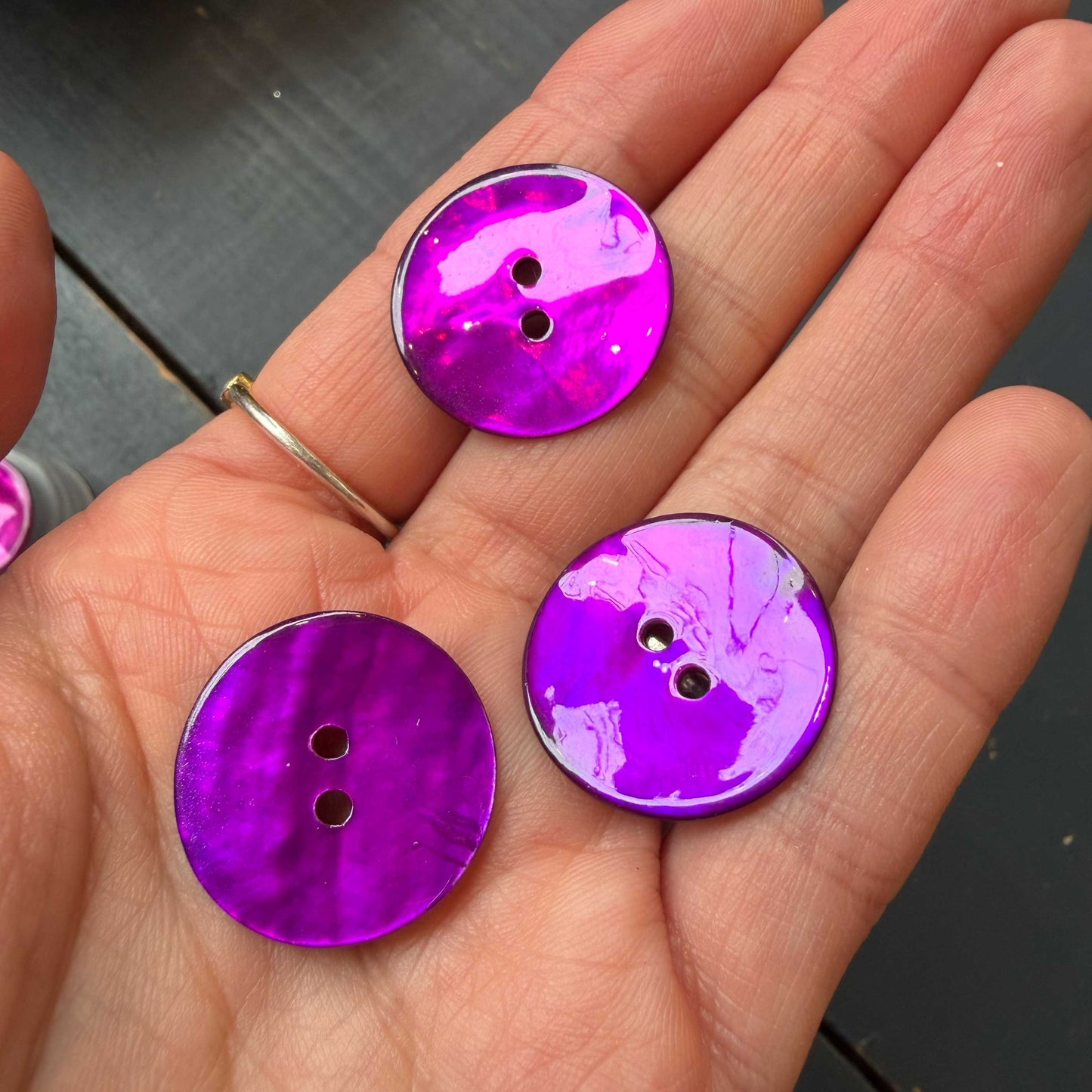 Parelmoer knoop fuchsia 23 mm