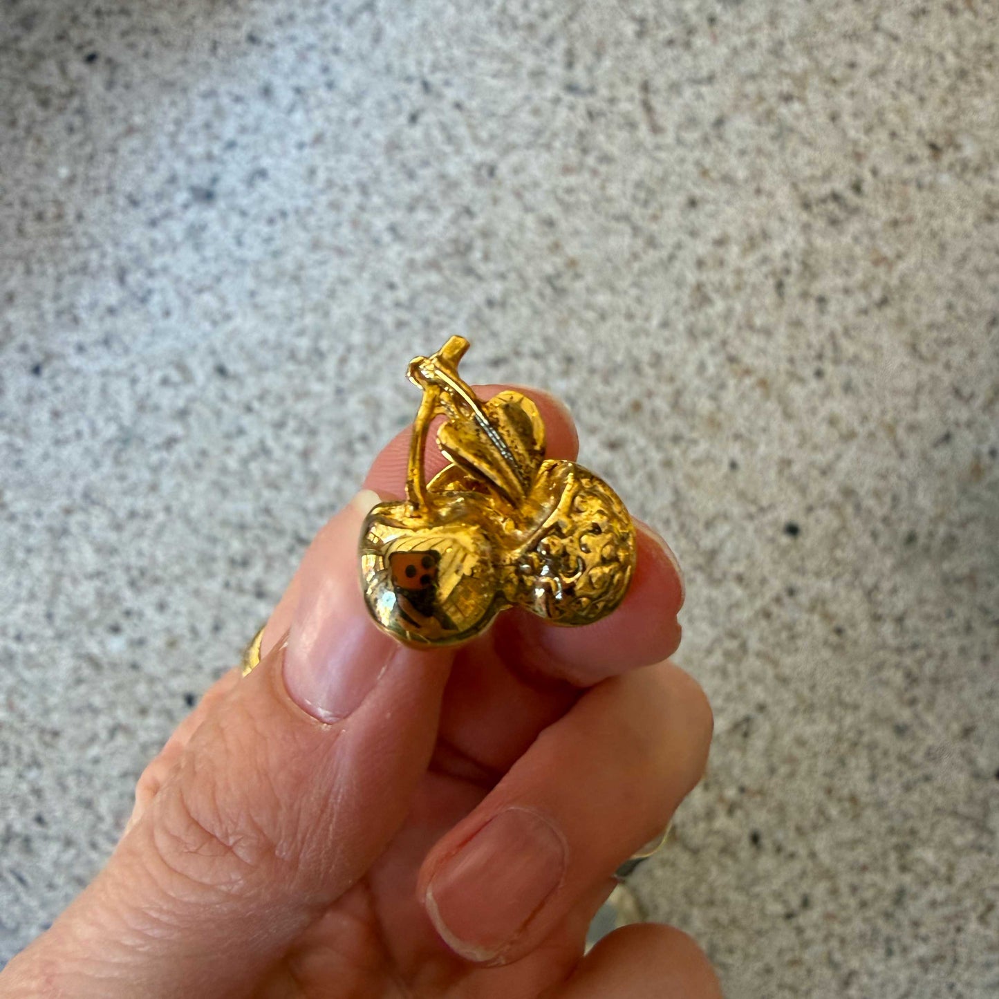 Vintage broche pin met kersen