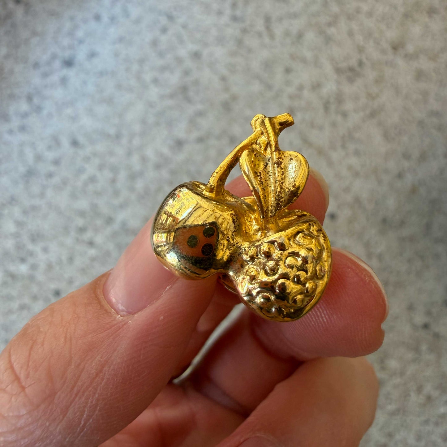 Vintage broche pin met kersen
