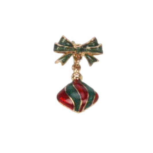 Een chique pin in de vorm van een kerstornament met fijne decoraties. Leuk op een trui, jasje of cadeauverpakking.