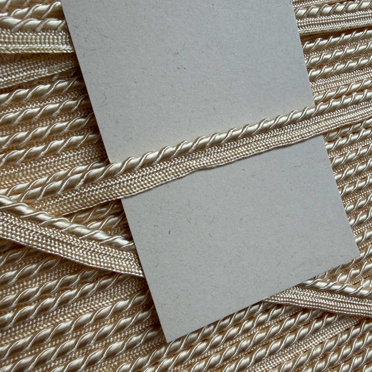 Paspelband gedraaid koord ivoor 3 mm